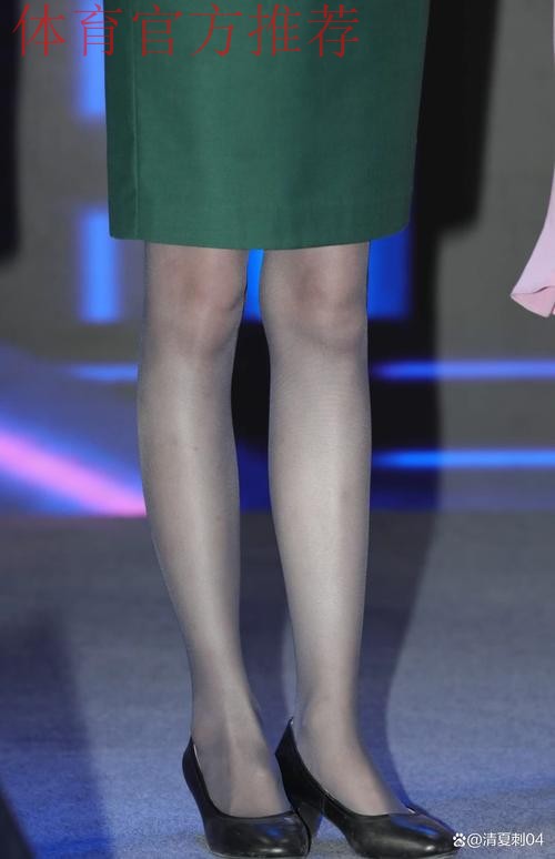 靓丽空姐亮相中甲赛场 助威球队倡导文明赛场